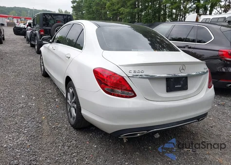 2016 Mercedes-Benz C 300 4Matic z USA, uszkodzony, nr VIN 55SWF4KB8GU115423
